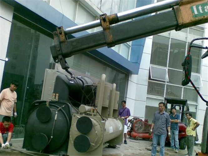 洞头区随车吊和汽车吊的核心区别是什么？哪种更省钱？